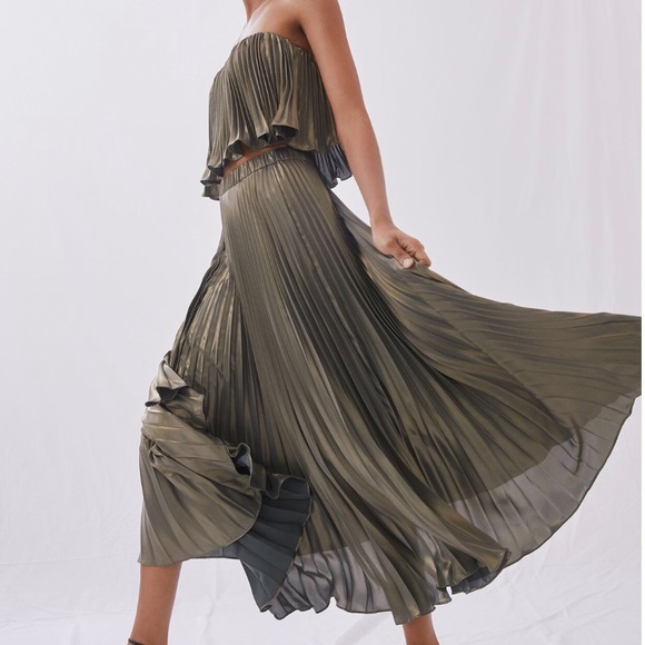 NWT Anthropologie Skirt Set. Metallic gold color - Picture 8 of 13